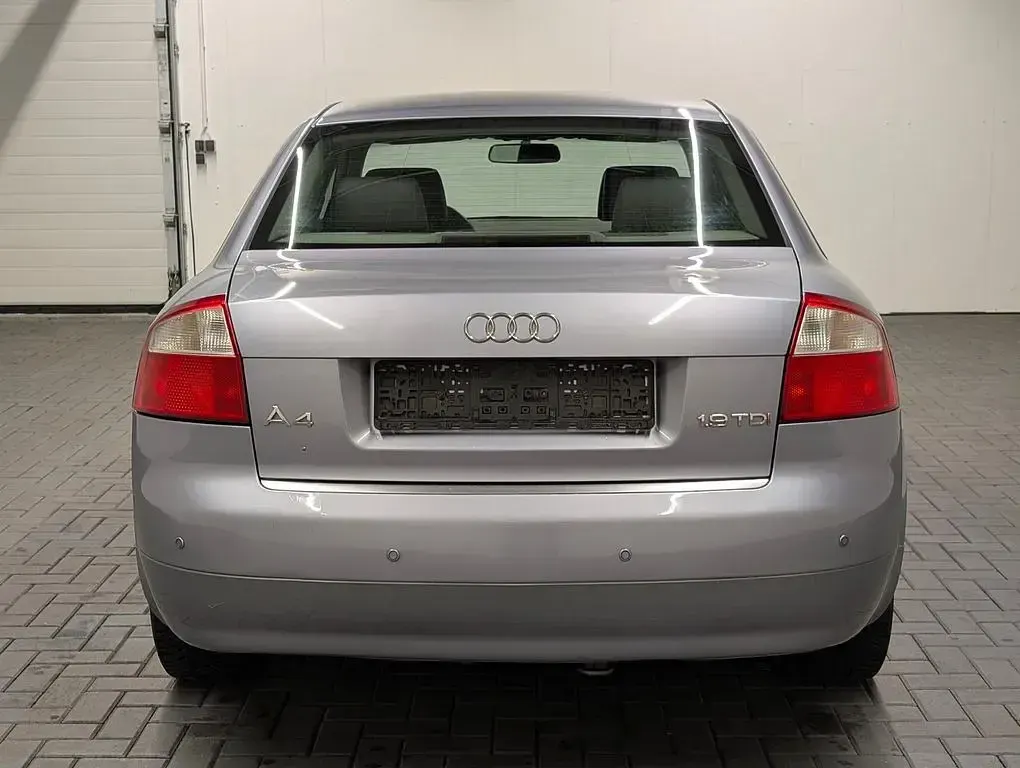 Używany Audi A4 131 KM (96 kW) 2003 Szary Sedan/Limuzyna