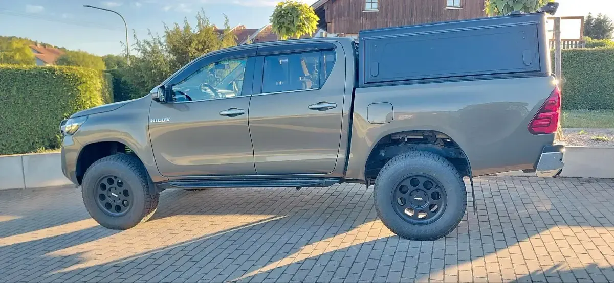 Gebraucht Toyota HiLux 204 PS (150 kW) 2021 Andere farben Pickup