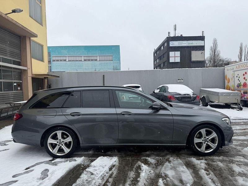 Gebraucht Mercedes E220 Avantgarde 194 PS (142 kW) 2022 Grau Kombi