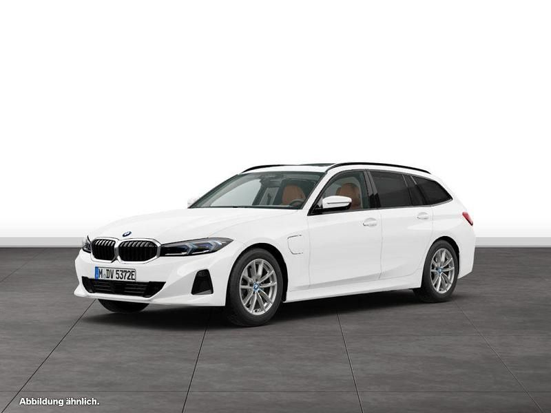 Alpinweiss Gebraucht 2023 BMW 330e Comfort Edition Kombi | 39.204 € (Teuer) - Bild 1/4
