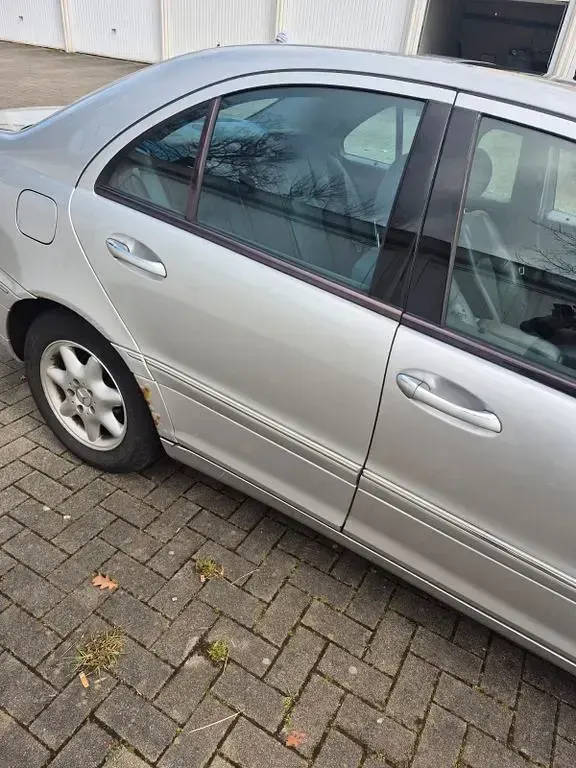 Gebraucht Mercedes 200 116 PS (85 kW) 2002 Silber Limousine