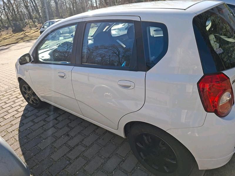 Gebraucht Chevrolet Aveo 84 PS (61 kW) 2009 Weiß Kleinwagen