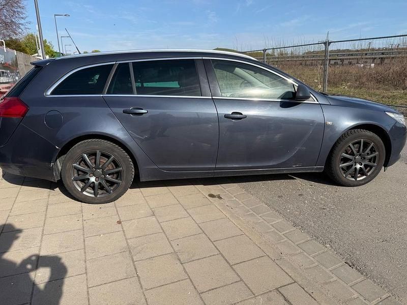 Gebraucht Opel Insignia Design Edition 160 PS (117 kW) 2011 Metro blue/metro Kombi