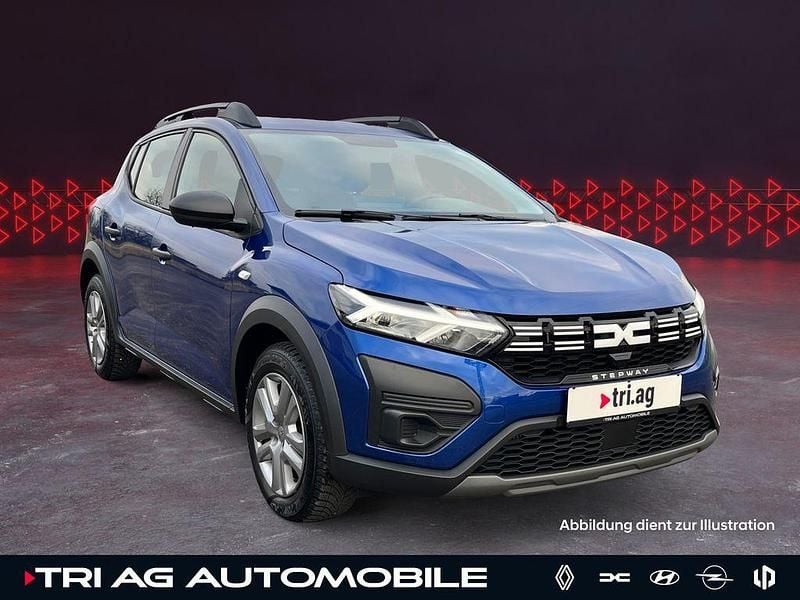 Ironblau (metallic) Gebraucht 2023 Dacia Sandero Essentiel Limousine | 13.970 € (Guter Preis) - Bild 1/4