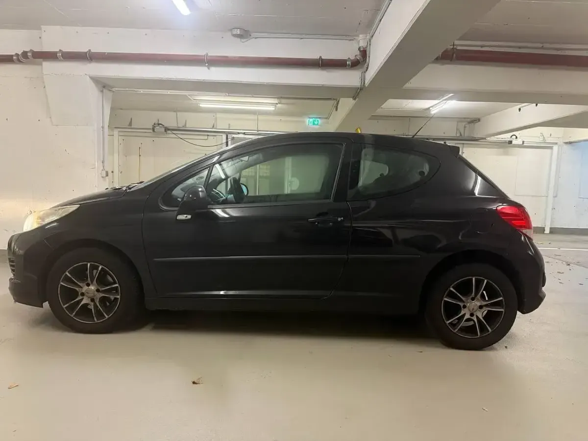 Gebraucht Peugeot 207 95 PS (69 kW) 2010 Schwarz Limousine
