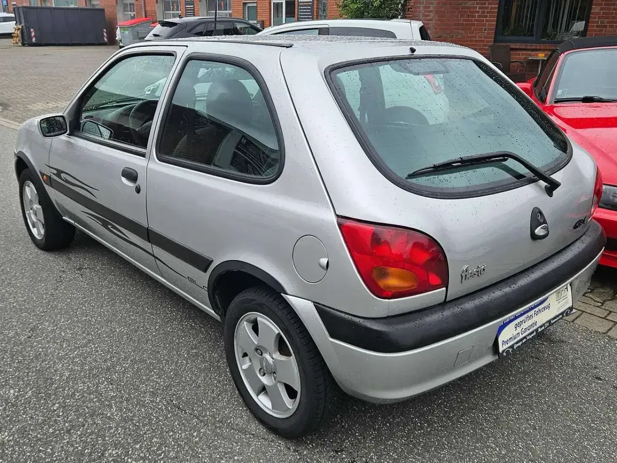 Gebraucht Ford Fiesta 60 PS (44 kW) 2001 Silber Kleinwagen