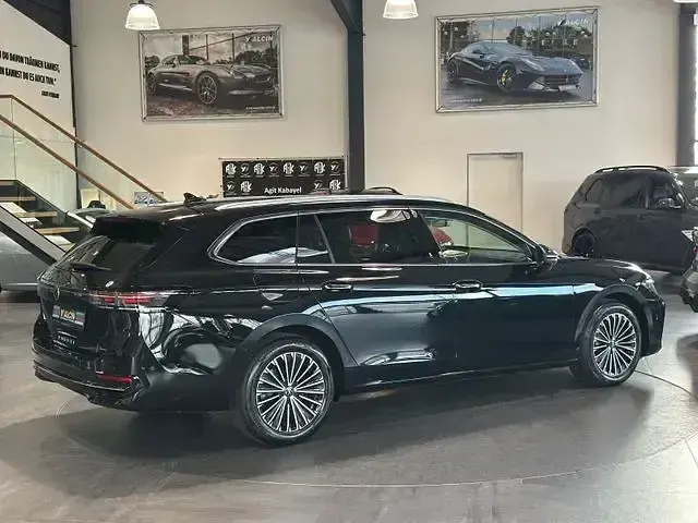 Gebraucht VW Passat 193 PS (141 kW) 2024 Deep black perleffekt Kombi