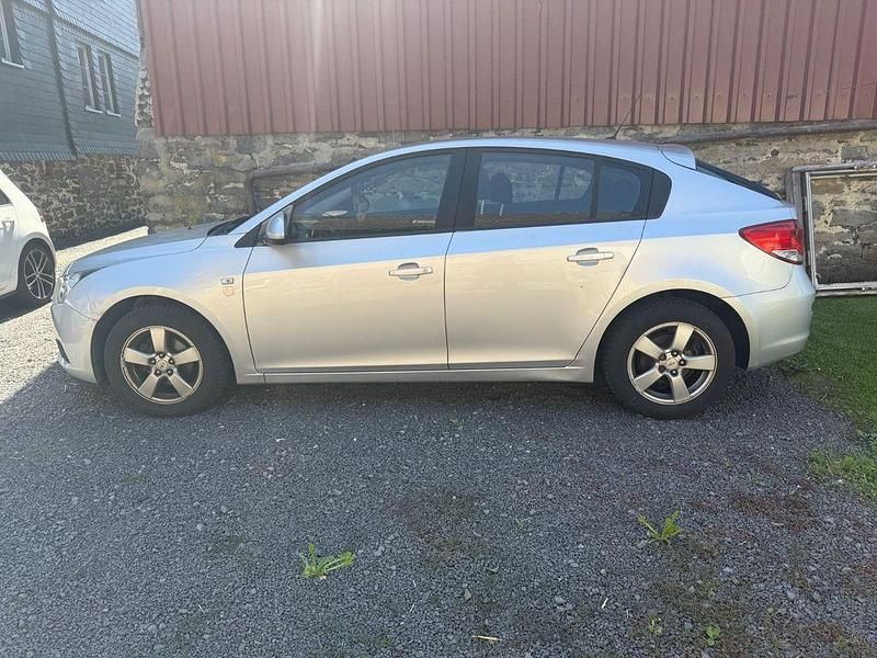 Grau Gebraucht 2012 Chevrolet Cruze Limousine | 4.400 € (Fairer Preis) - Bild 1/4