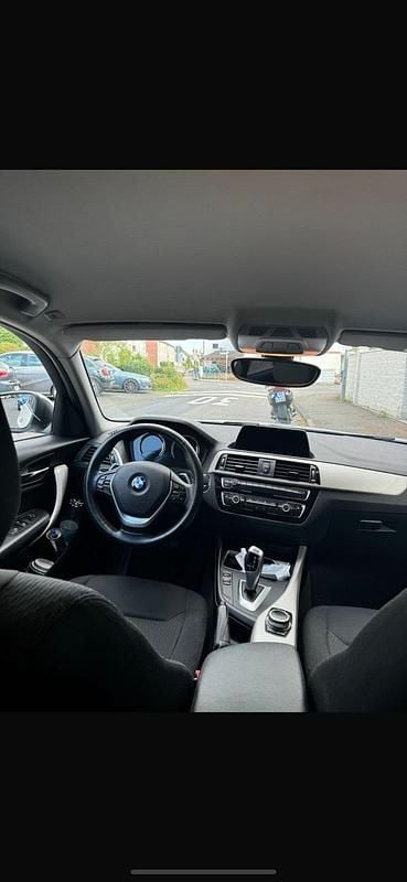 Weiß Gebraucht 2018 BMW 118 Kleinwagen | 15.900 € (Teuer) - Bild 1/4
