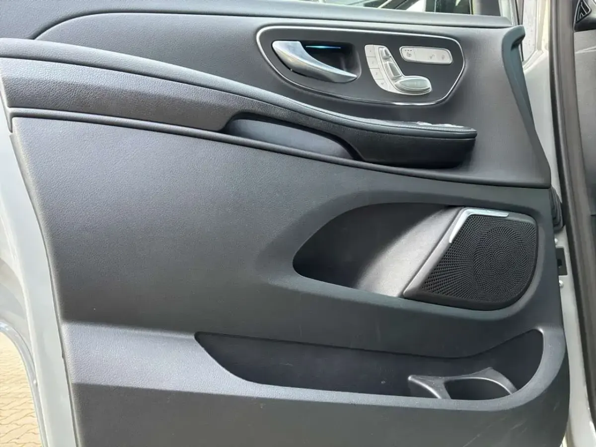 Gebraucht Mercedes V300 Avantgarde 237 PS (174 kW) 2025 Grau Van / Kleinbus