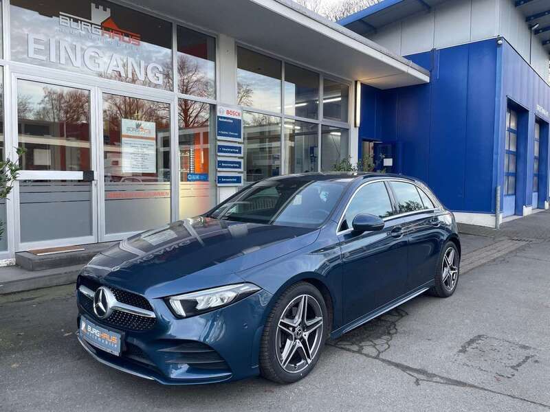 Denimblau metalliclack Gebraucht 2021 Mercedes A200 AMG line Kleinwagen | 27.590 € (Fairer Preis) - Bild 1/3