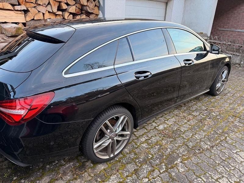 Gebraucht Mercedes CLA180 Shooting Brake Urban 122 PS (89 kW) 2017 Schwarz Kombi