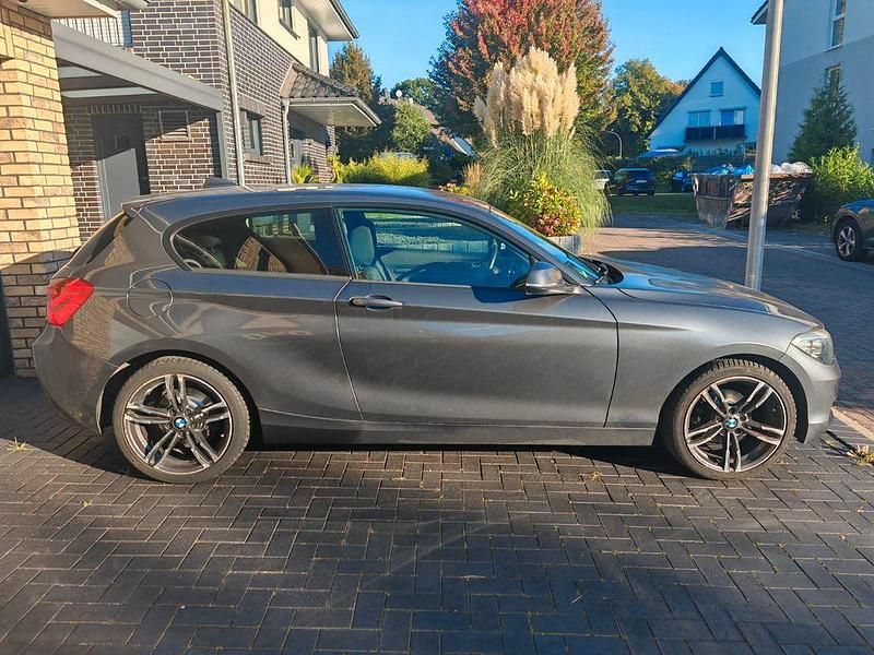 Grau Gebraucht 2017 BMW 118 Advantage Kleinwagen | 9.999 € (Superpreis) - Bild 1/4