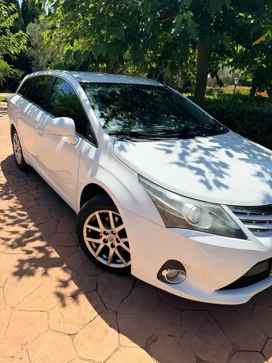 Gebraucht Toyota Avensis 148 PS (108 kW) 2011 Weiß Kombi