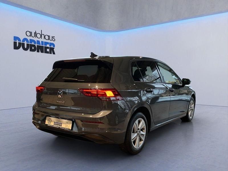 Gebraucht VW Golf VIII Life 131 PS (96 kW) 2023 Grau Limousine