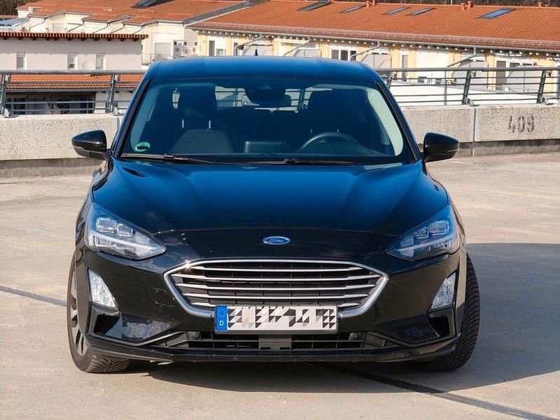 Używany Ford Focus Cool & Connect 120 KM (88 kW) 2019 Czarny Sedan/Limuzyna