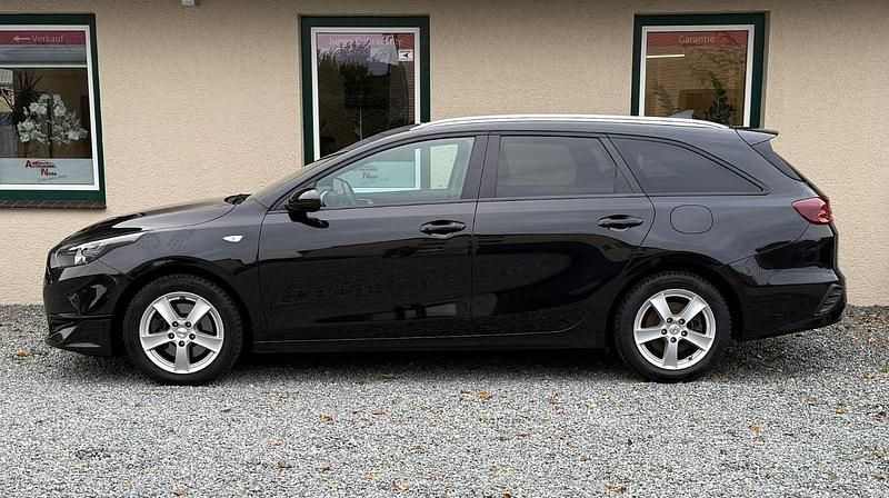 Gebraucht Kia Ceed 120 PS (88 kW) 2022 Schwarz Kleinwagen
