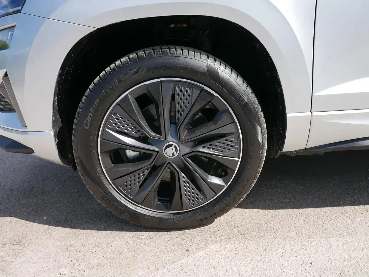 Neu Skoda Karoq SportLine 190 PS (139 kW) 2025 Brillant silber metallic SUV