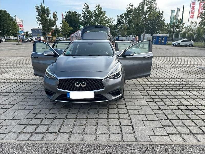 Grau Gebraucht 2016 Infiniti Q30 Kleinwagen | 12.500 € (Guter Preis) - Bild 1/4