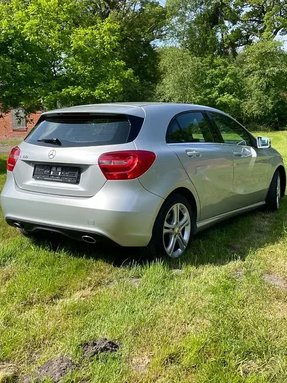 Gebraucht Mercedes A180 122 PS (89 kW) 2013 Silber Limousine