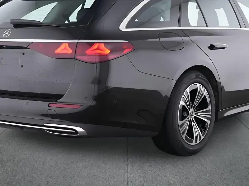 Gebraucht Mercedes E200 204 PS (150 kW) 2025 Schwarz Kombi