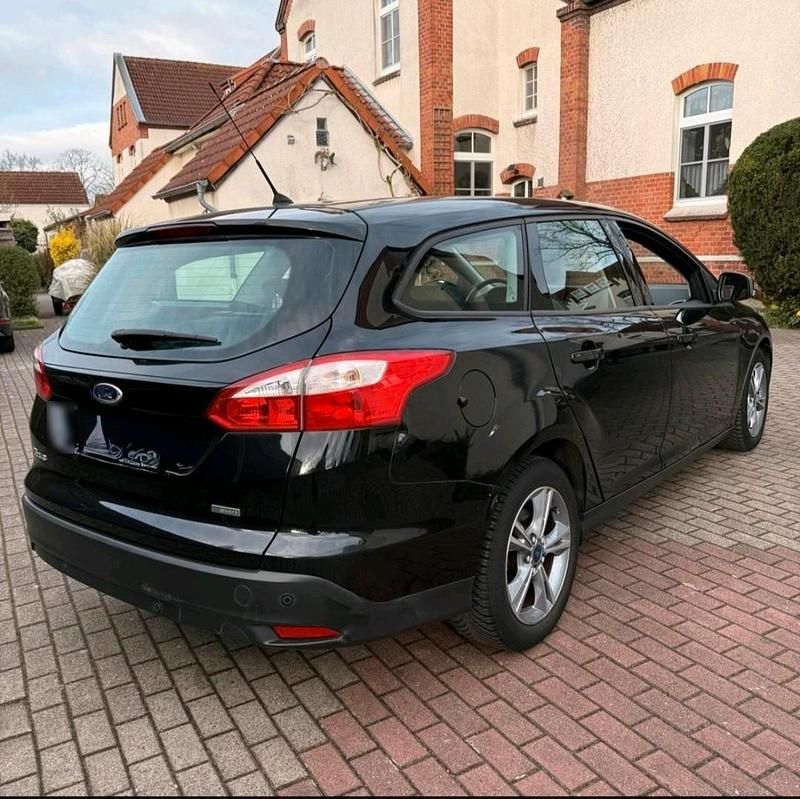 Second-hand Ford Focus 101 CP (74 kW) 2014 Negru Break