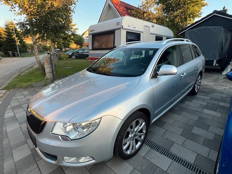 Silber Gebraucht 2011 Skoda Superb Kombi | 3.000 € - Bild 1/4