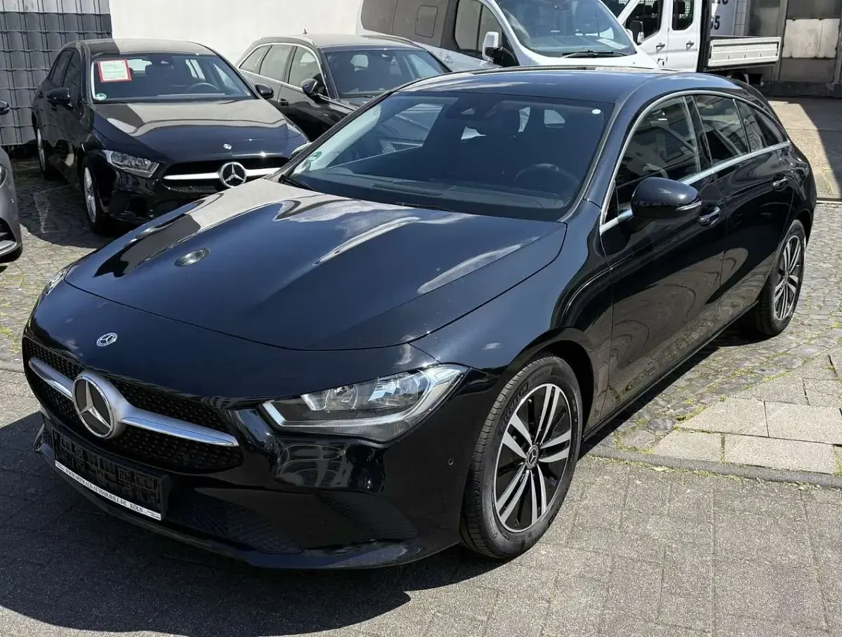 Gebraucht Mercedes CLA180 136 PS (100 kW) 2022 Kosmosschwarz Limousine