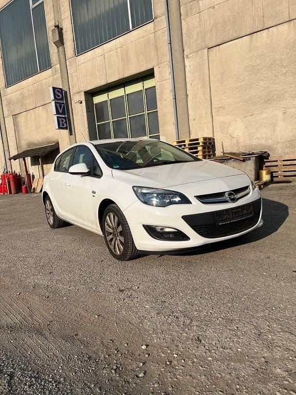 Second-hand Opel Astra Active 101 CP (74 kW) 2013 Alb Berlinǎ