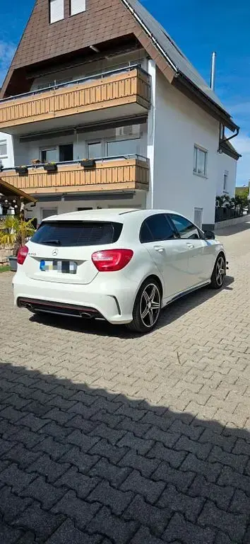 Używany Mercedes A250 211 KM (155 kW) 2013 Biały Sedan/Limuzyna