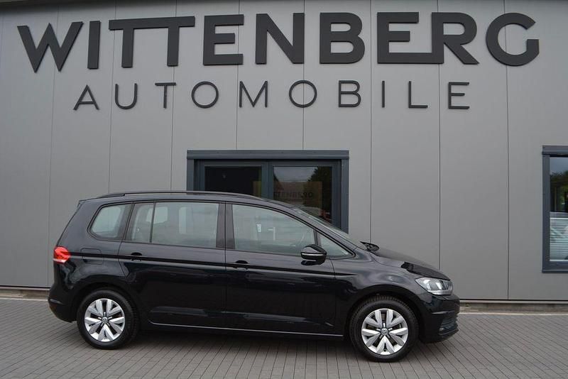 Schwarz Gebraucht 2016 VW Touran Trendline Van / Kleinbus | 13.900 € (Teuer) - Bild 1/4