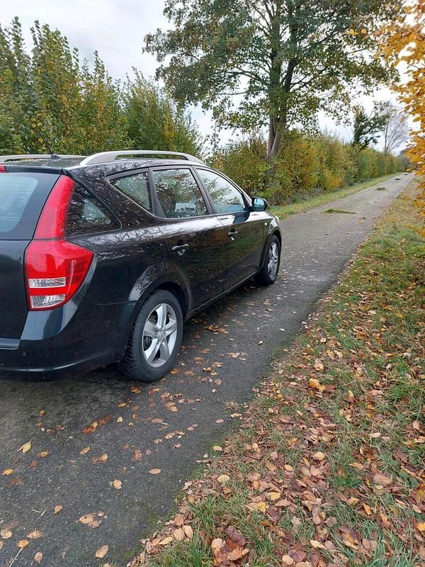 Gebraucht Kia Ceed 90 PS (66 kW) 2012 Schwarz Kleinwagen
