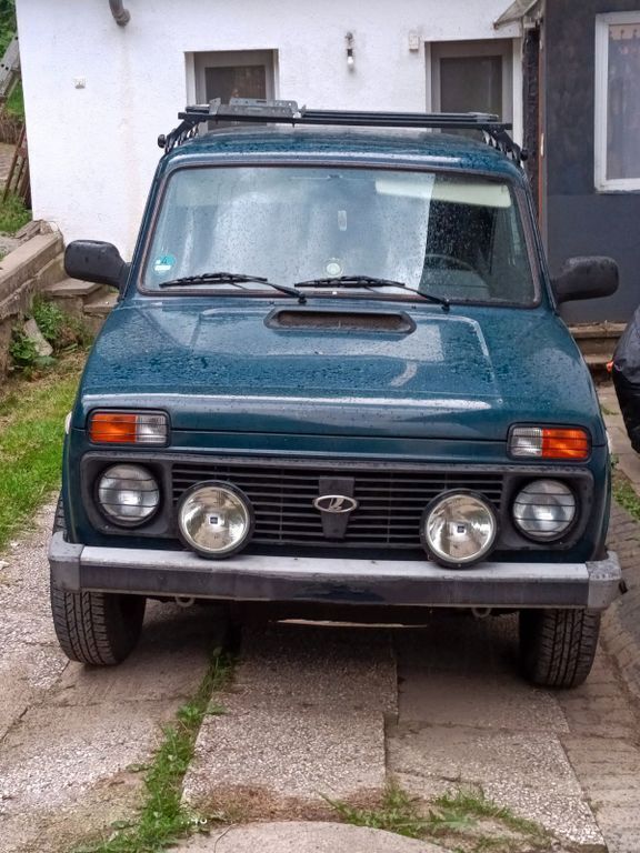 Grün Gebraucht 2011 Lada niva SUV | 7.555 € (Teuer) - Bild 1/4