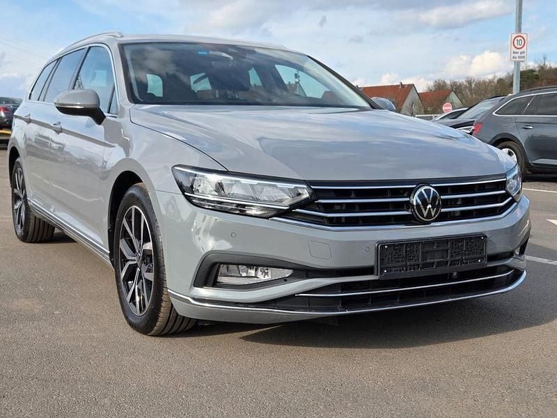 Gebraucht VW Passat Highline 200 PS (147 kW) 2022 Grau Kombi