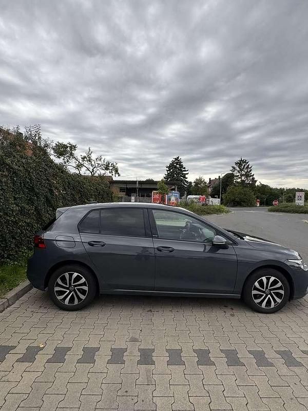 Gebraucht VW Golf VIII Active 116 PS (85 kW) 2021 Grau Limousine