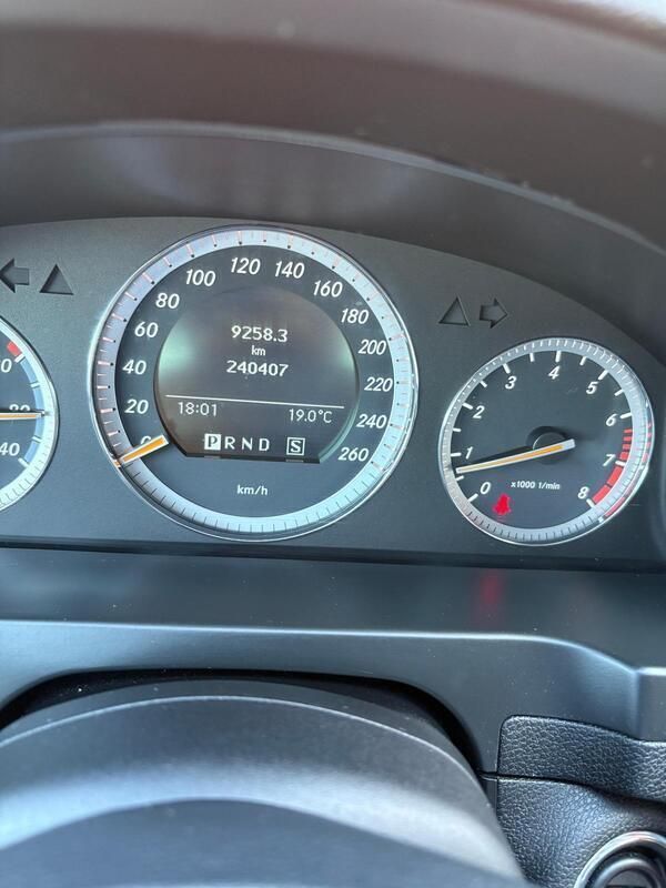 Grau Gebraucht 2008 Mercedes C200 Limousine | 6.150 € - Bild 1/4