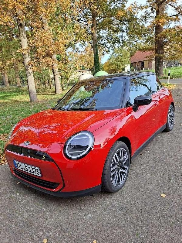 Neu Mini Cooper SE Classic 160 kW (218 PS) 2025 Rot Kleinwagen