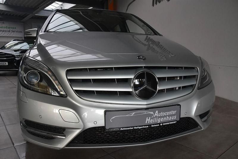Silber Gebraucht 2015 Mercedes B250 Van / Kleinbus | 15.980 € (Fairer Preis) - Bild 1/4