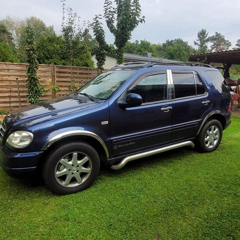 Blau Gebraucht 2001 Mercedes ML430 SUV | 5.000 € - Bild 1/4