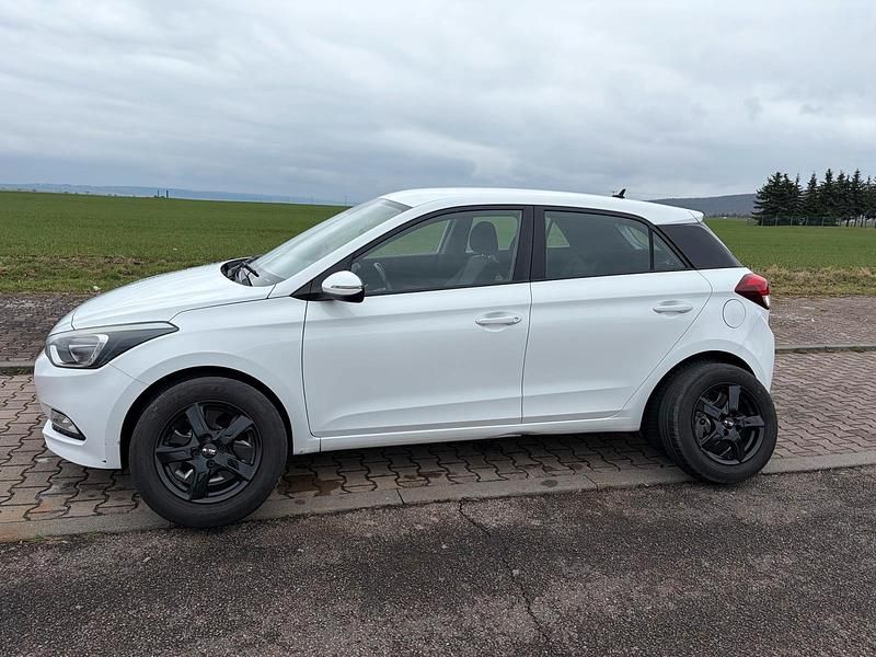 Gebraucht Hyundai i20 90 PS (66 kW) 2015 Weiß Limousine