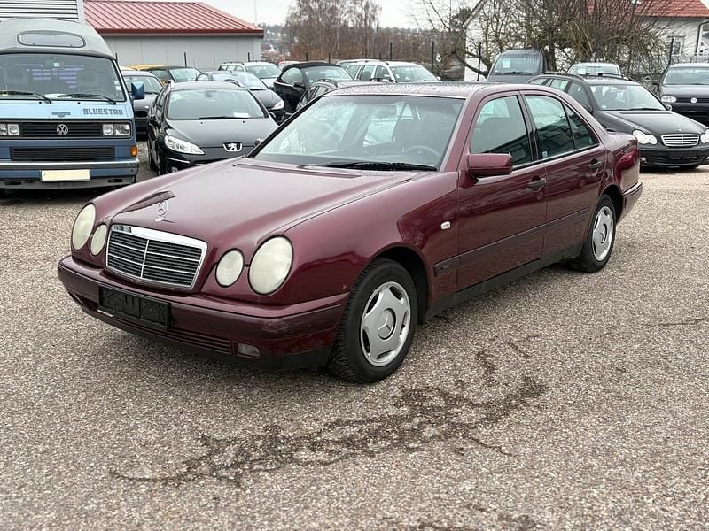 Rot Gebraucht 1996 Mercedes E200 Classic Limousine | 1.900 € - Bild 1/4
