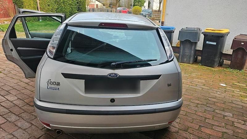 Second-hand Ford Focus 100 CP (73 kW) 2004 Argintiu Hatchback