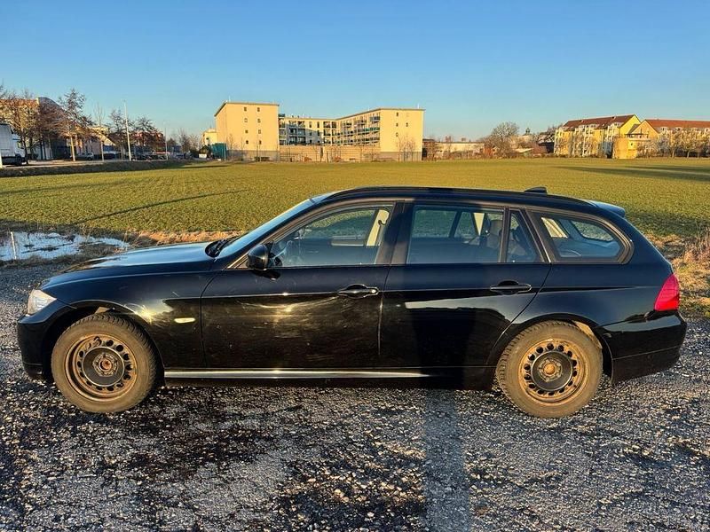 Gebraucht BMW 318 143 PS (105 kW) 2012 Schwarz Kombi