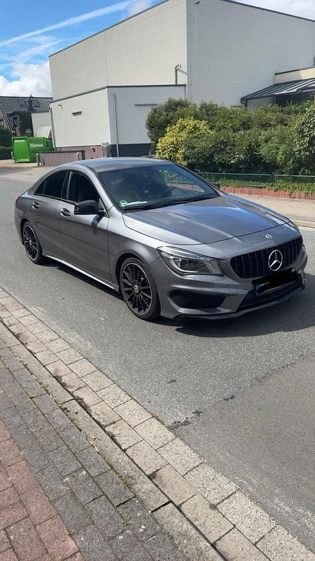 Grau Gebraucht 2013 Mercedes CLA220 AMG line Limousine | 15.000 € (Fairer Preis) - Bild 1/4