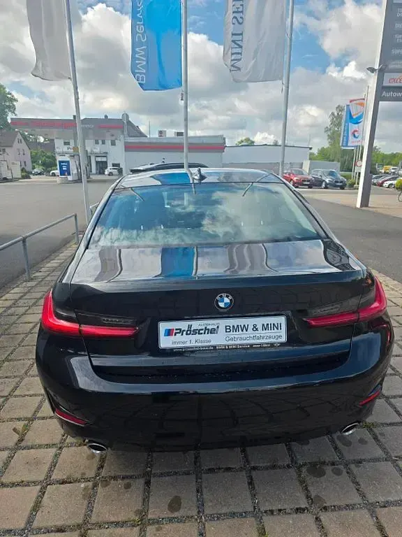 Używany BMW 320 Advantage 184 KM (135 kW) 2020 Czarny Sedan/Limuzyna