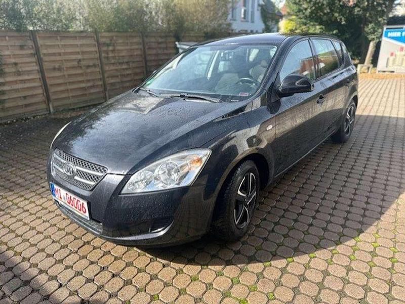 Gebraucht Kia Ceed 126 PS (92 kW) 2009 Zilinaschwarz met. Kleinwagen