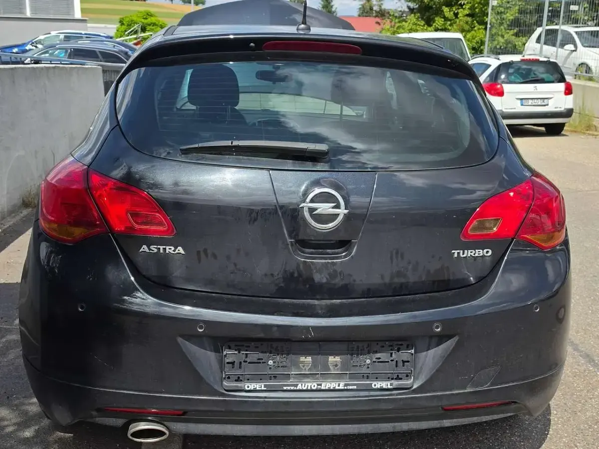 Gebraucht Opel Astra Edition 140 PS (102 kW) 2011 Schwarz Limousine