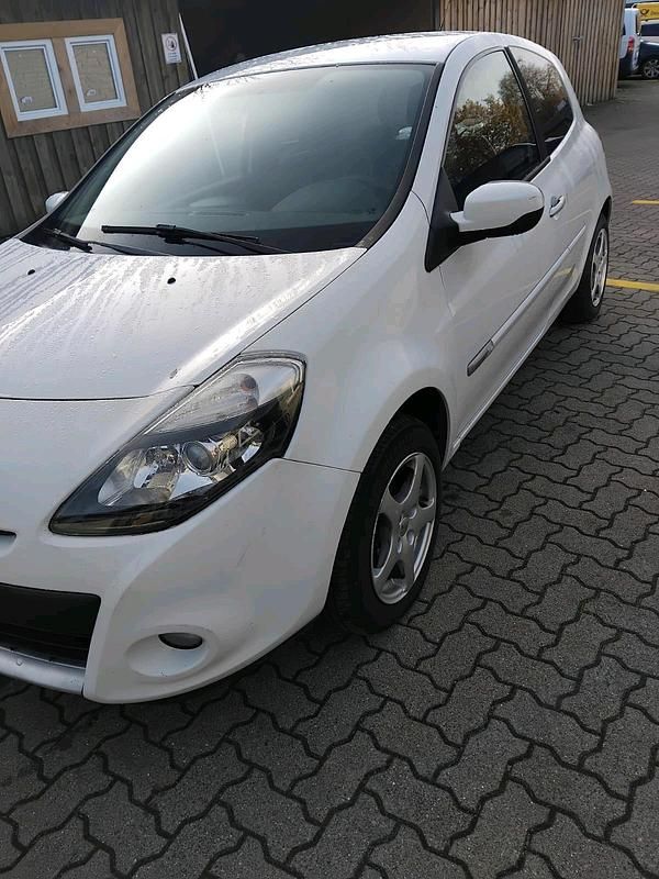 Weiß Gebraucht 2010 Renault Clio II Kleinwagen | 2.400 € (Fairer Preis) - Bild 1/4