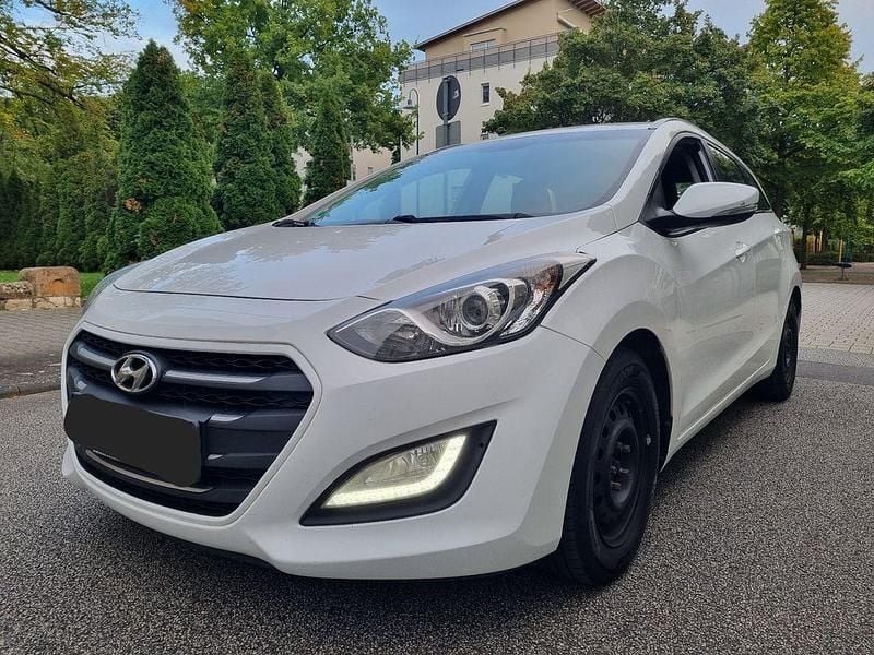 Weiß Gebraucht 2016 Hyundai i30 Classic Limousine | 6.900 € (Guter Preis) - Bild 1/4