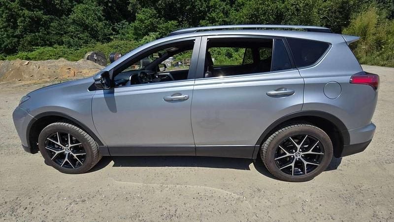 Silber Gebraucht 2018 Toyota RAV4 Hybrid Style SUV | 22.495 € (Superpreis) - Bild 1/4